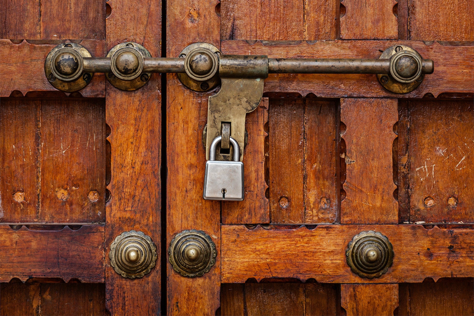 Loquet avec cadenas sur porte