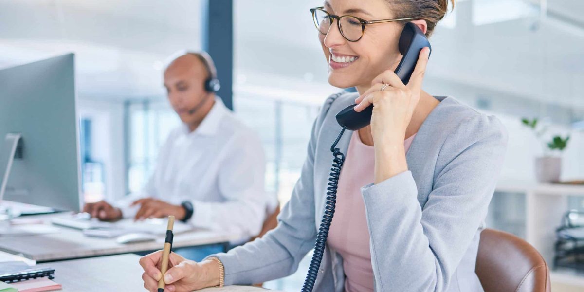 Operador de call center, agente de marketing e consultor de vendas em rede, conversando e consultando sobre te